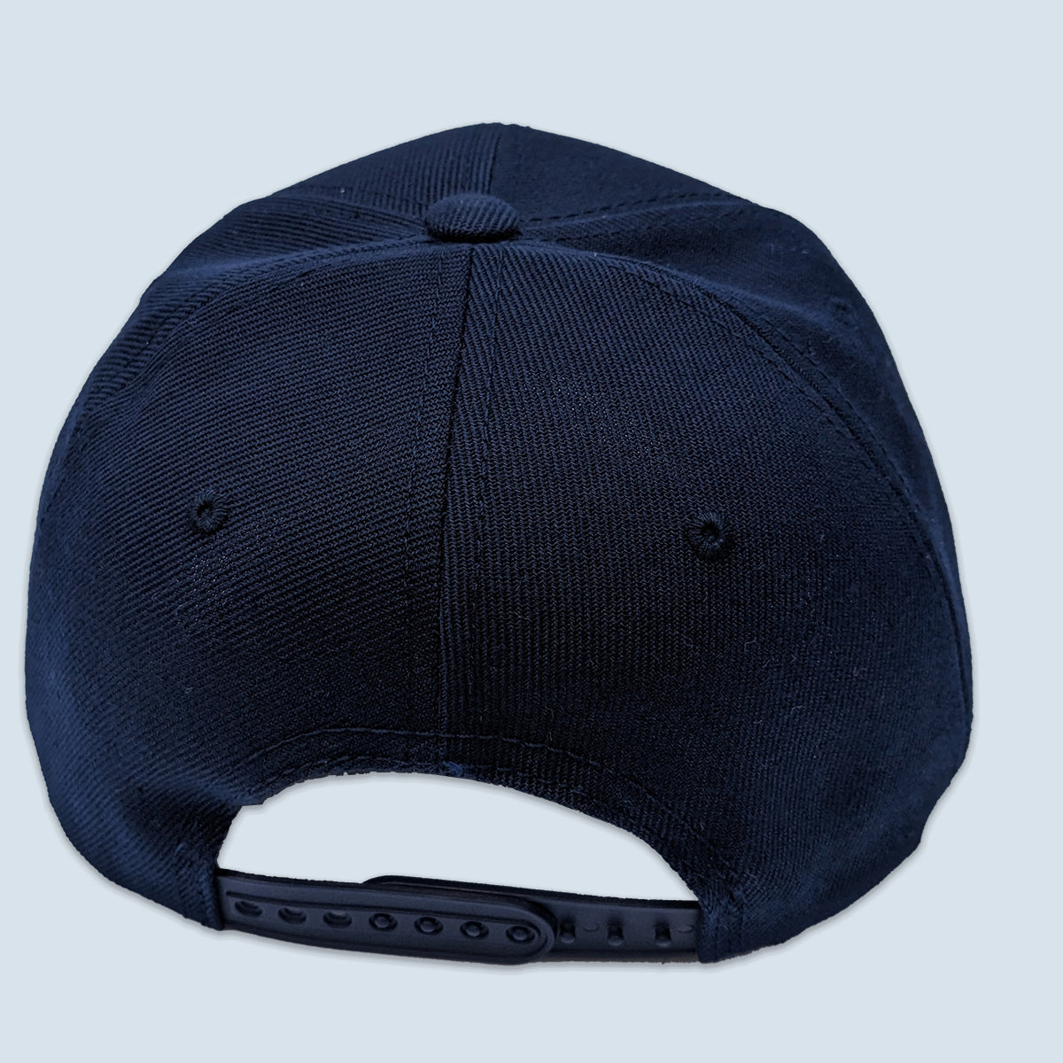 Keps med svängd skärm