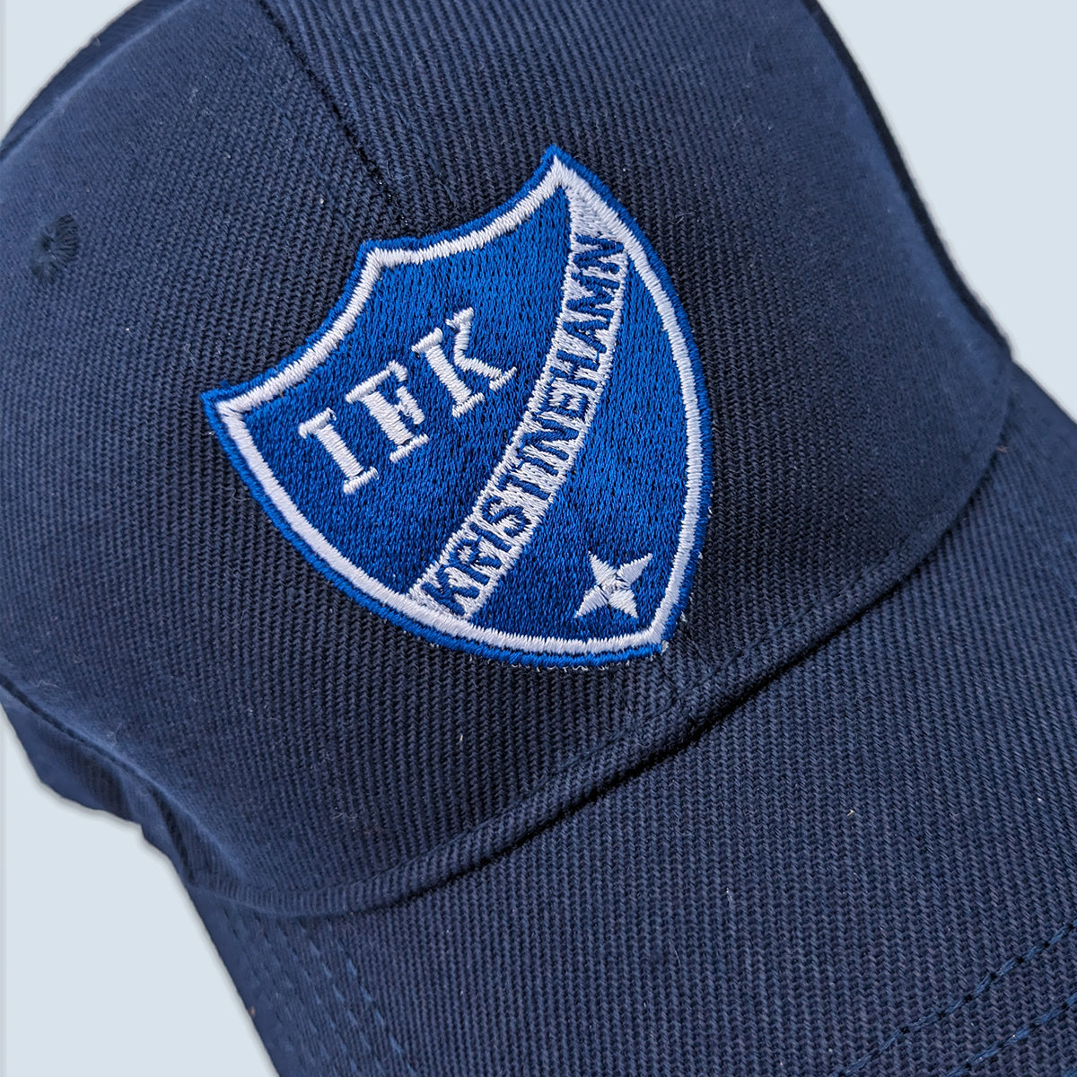 Keps med svängd skärm